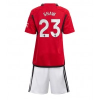 Otroški Nogometni dresi Manchester United Luke Shaw #23 Domači 2023-24 Kratek Rokav (+ Kratke hlače)
